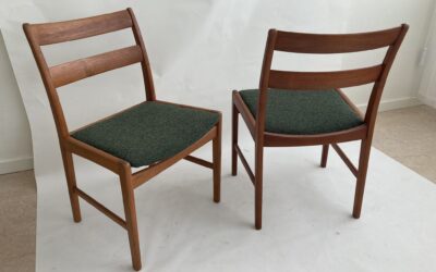 2 st stolar ädelträ grönt tyg 1.500 kr
